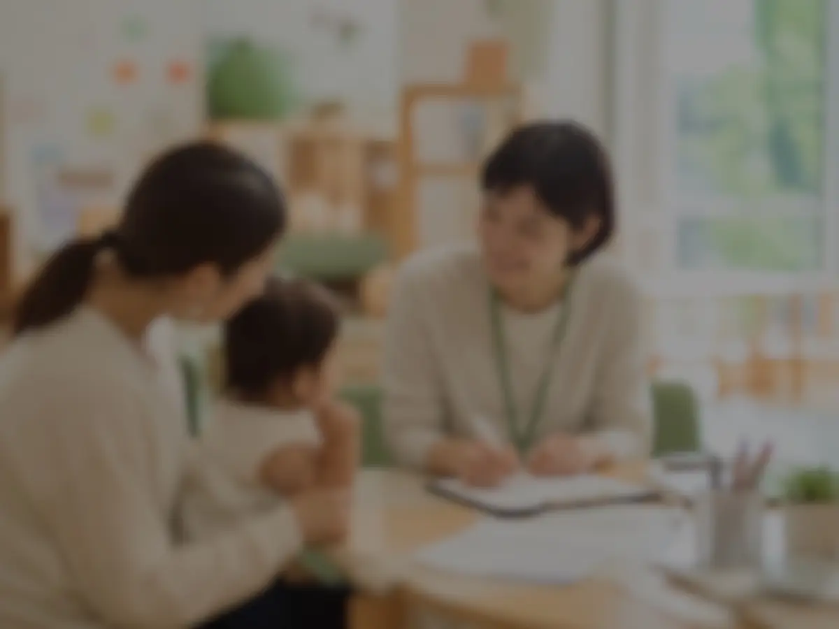 スタッフが保護者とお子さまの相談を受けている様子